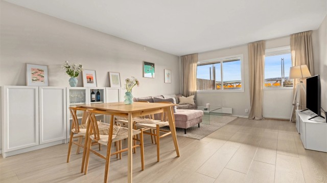 Eiendomsmegler Krogsveen v/Christian Blenne Lien ønsker velkommen til Åråssvingen 6!