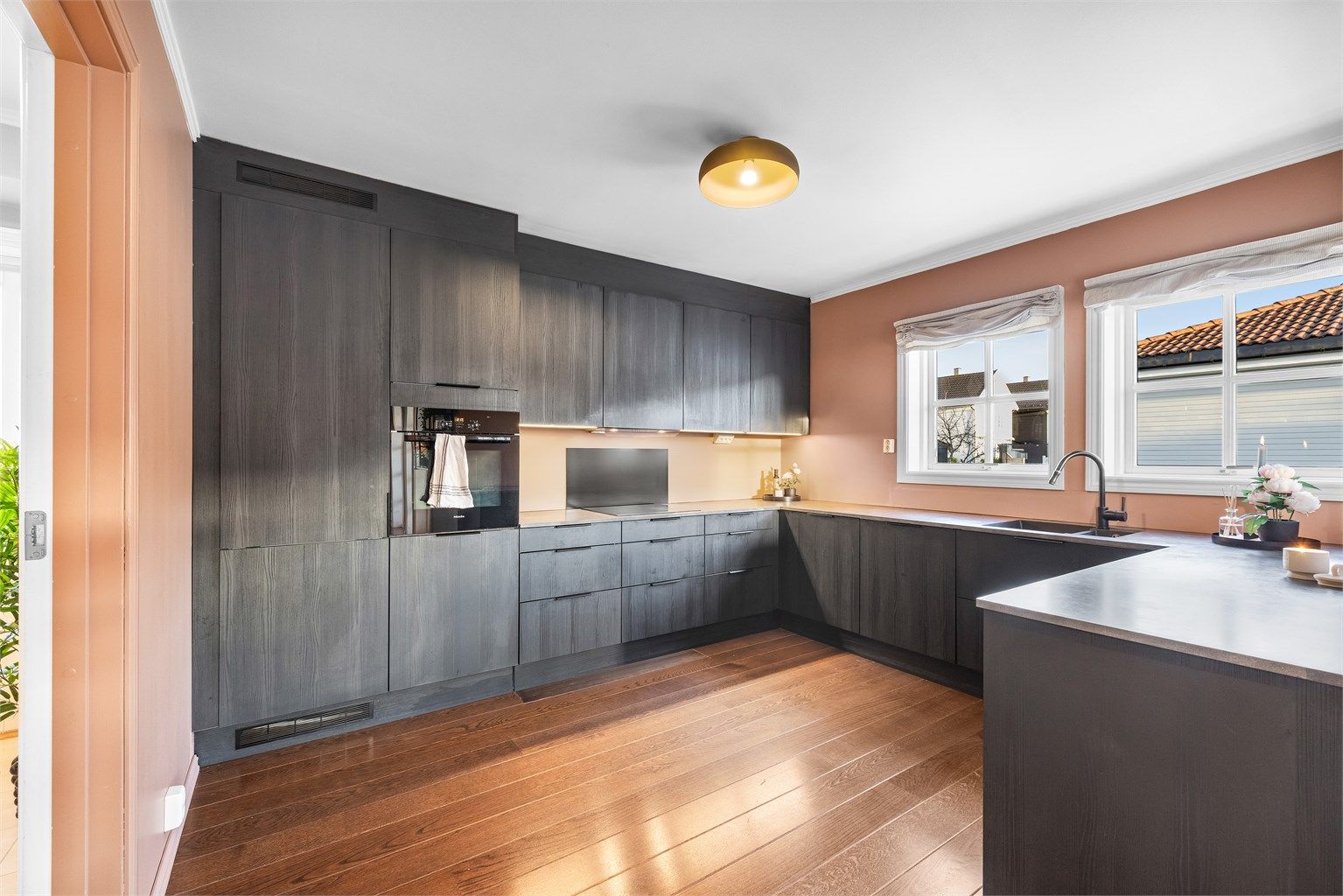 Kjøkkenet fra HTH ble installert i 2020 og har en stilren innredning med glatte fronter og rikelig med skapplass.