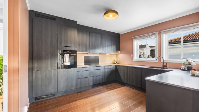 Kjøkkenet fra HTH ble installert i 2020 og har en stilren innredning med glatte fronter og rikelig med skapplass.