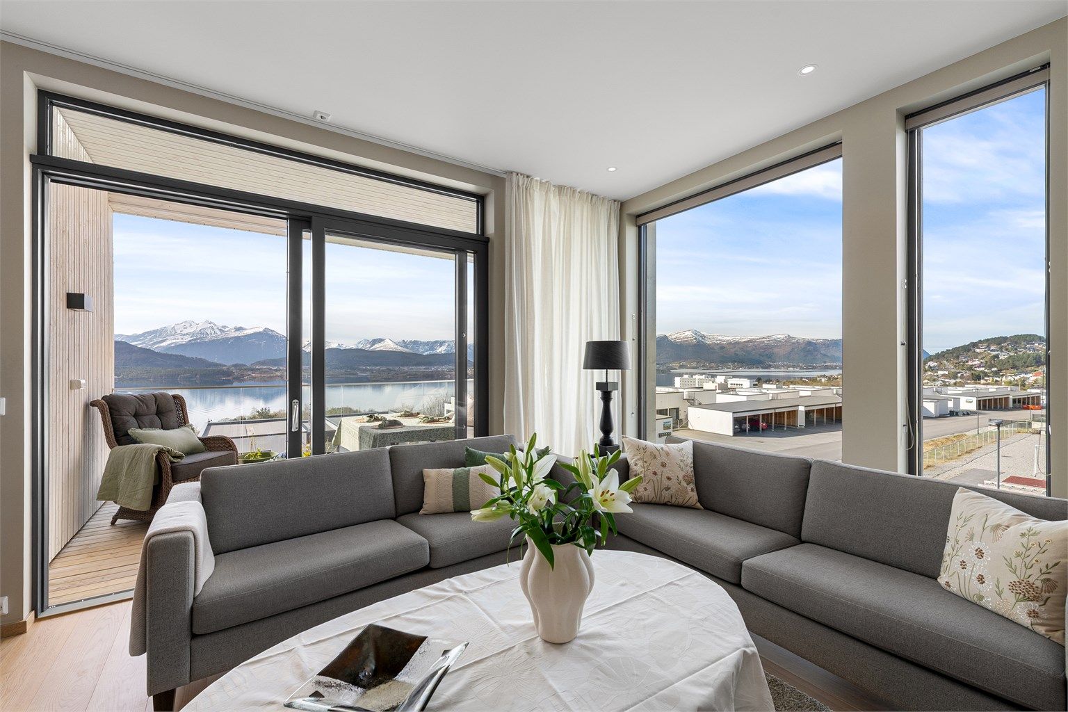 Hjørneplasseringen utnyttes maksimalt med vinduer i to retninger. Skyvedøren åpner direkte ut til balkongen