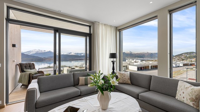 Hjørneplasseringen utnyttes maksimalt med vinduer i to retninger. Skyvedøren åpner direkte ut til balkongen