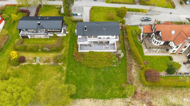 Tomten grenser mot friområder, noe som gir en følelse av luft og privatliv
