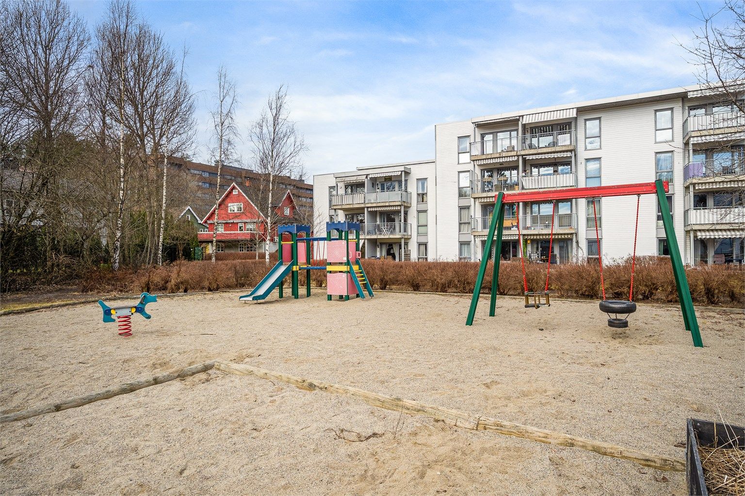 Området er barnevennlig med flere lekeplasser i umiddelbar nærhet. 