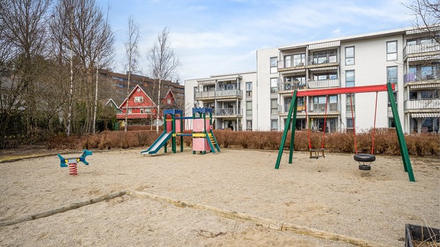 Området er barnevennlig med flere lekeplasser i umiddelbar nærhet.