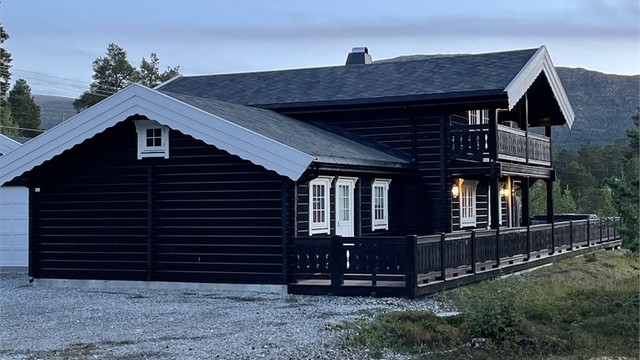 Flott frontfasade av hytten sett fra adkomstvei