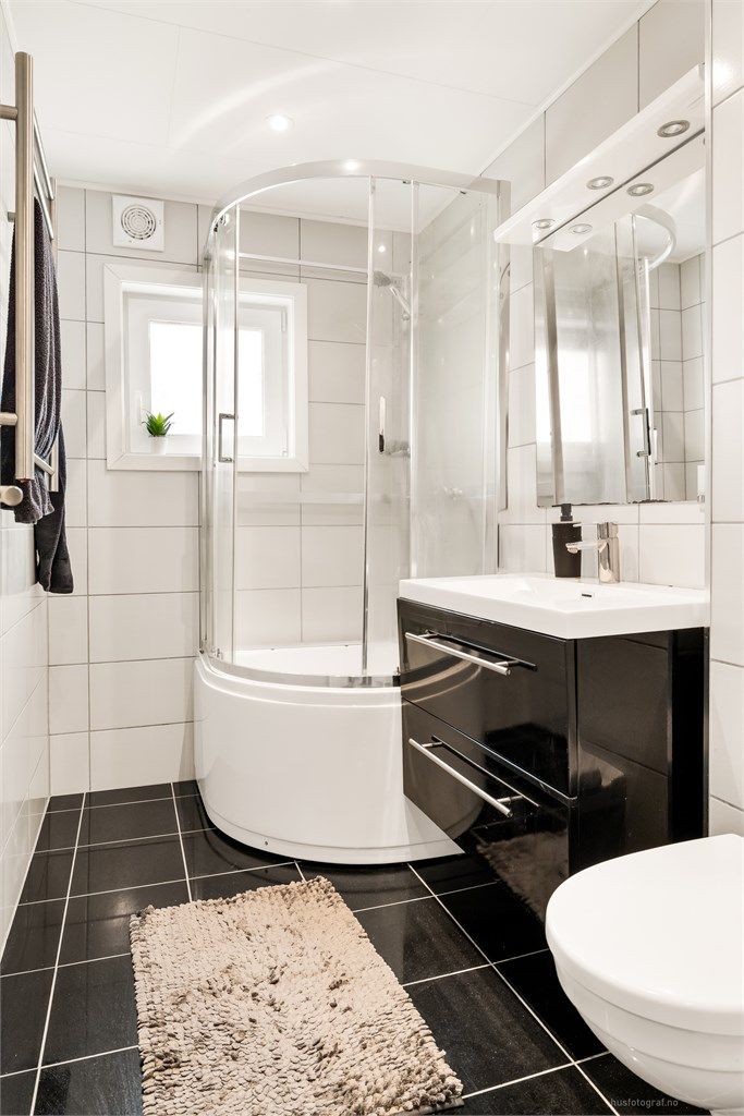 Pent bad fra 2018 med dusjkabinett.