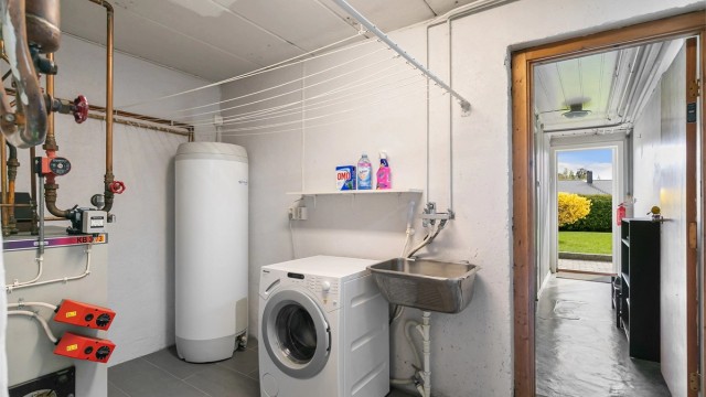 Vaskerom med dør mellom hoveddel og hybel. 300 liters varmtvannsbereder fra 2012