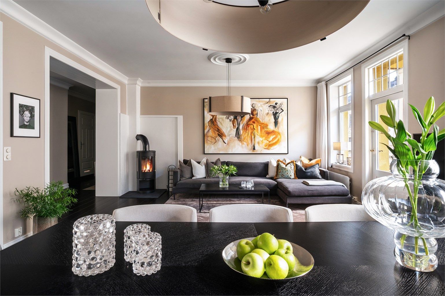 Dette er en en meget påkostet og moderne leilighet med store vinduer, peisovn og gjennomgående planløsning