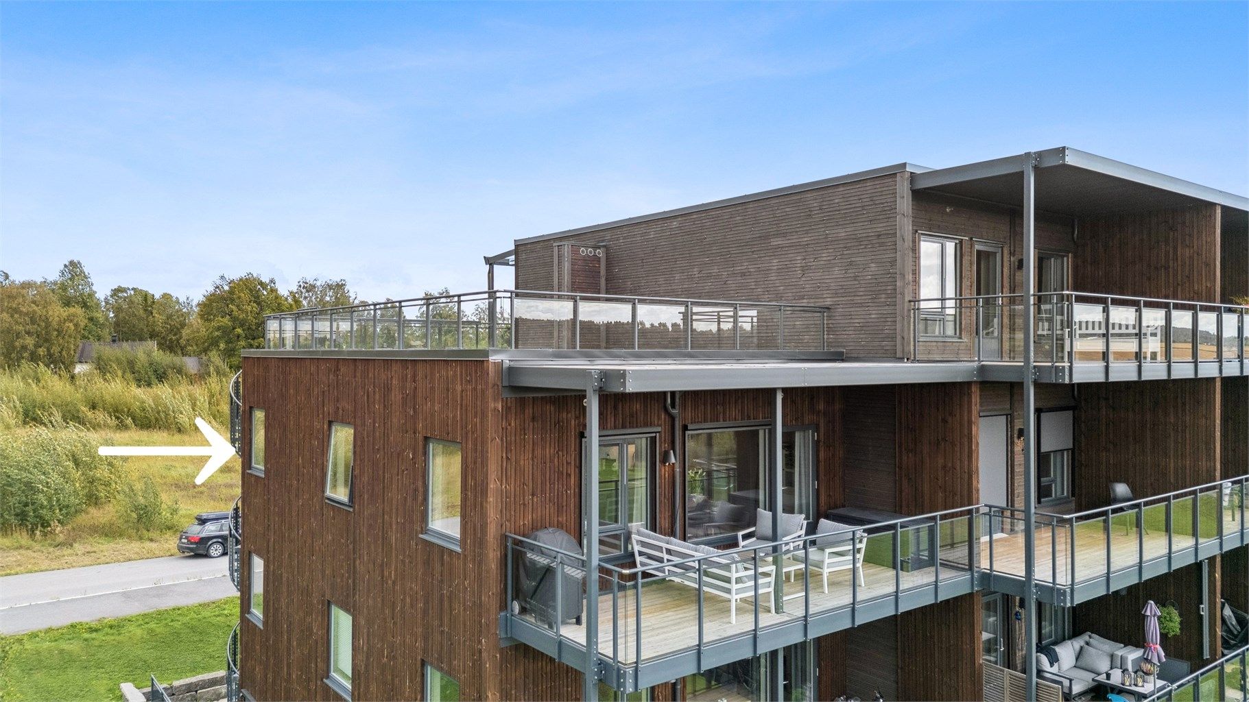 Topp- og endeleilighet som gir en god intern beliggenhet og fine lysforhold i hele boligen. 