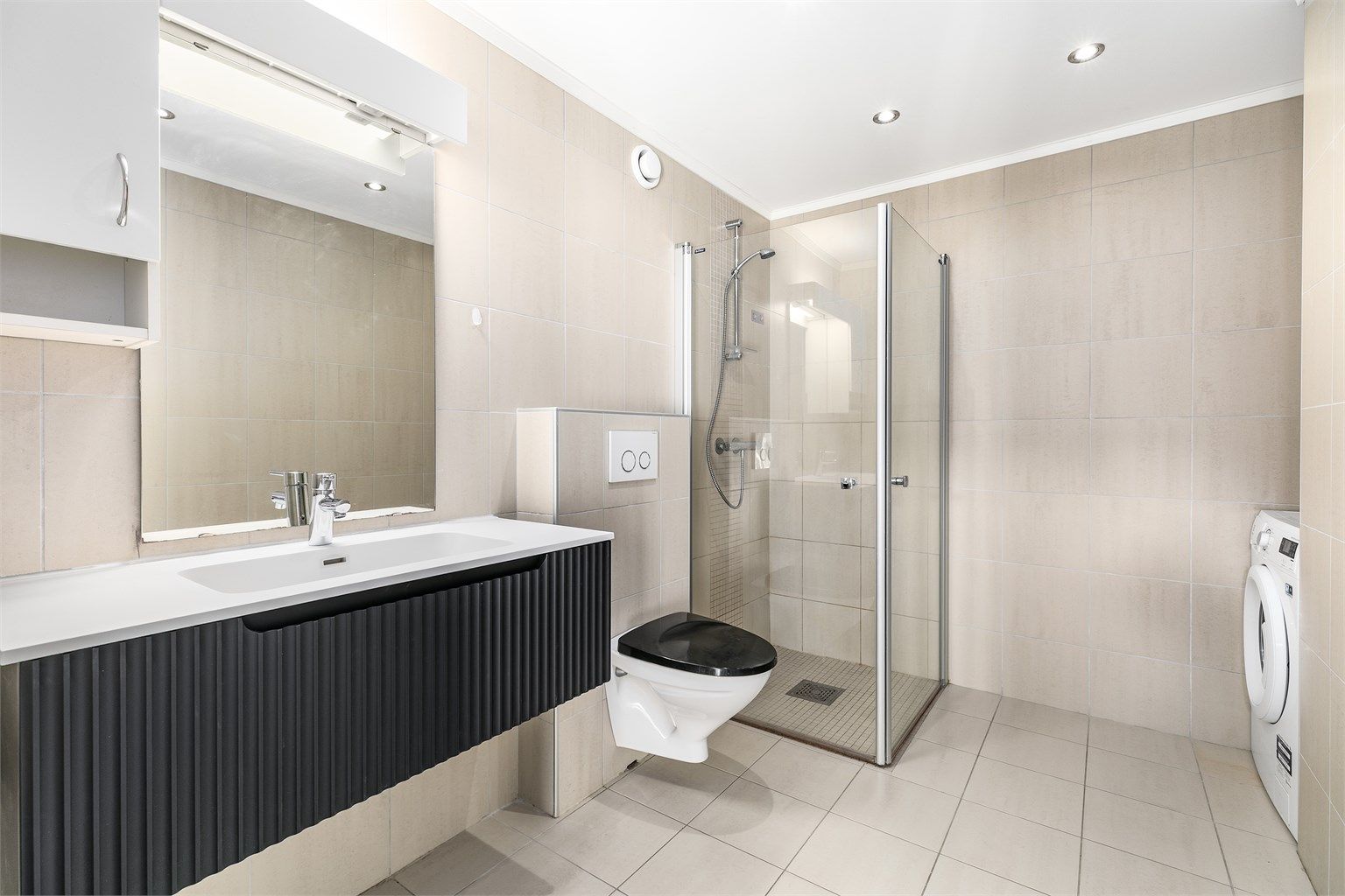 Badet er fra byggeåret, men er oppgradert med ny servantinnredning i 2026. I gulvet er det varmekabler.