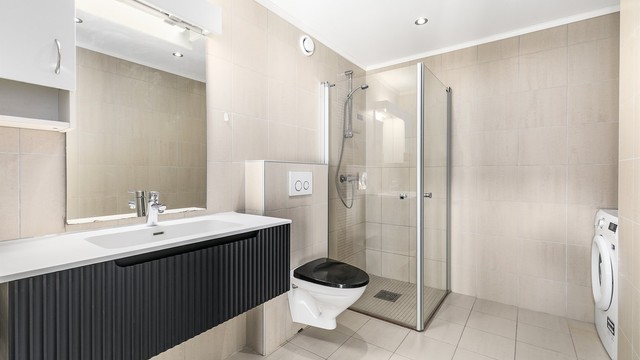 Badet er fra byggeåret, men er oppgradert med ny servantinnredning i 2026. I gulvet er det varmekabler.