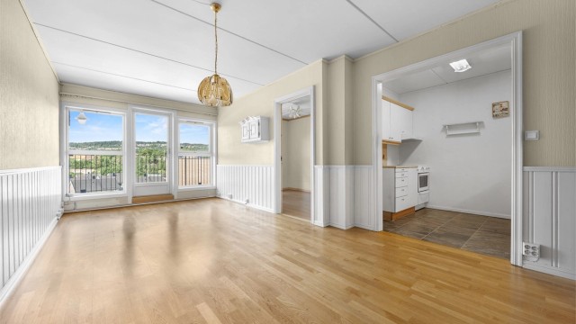 Fra stuen er det direkte utgang til balkongen, som ble oppgradert i 2024.