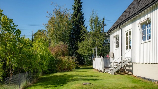 Fra stue er det direkte utgang til hagen.
