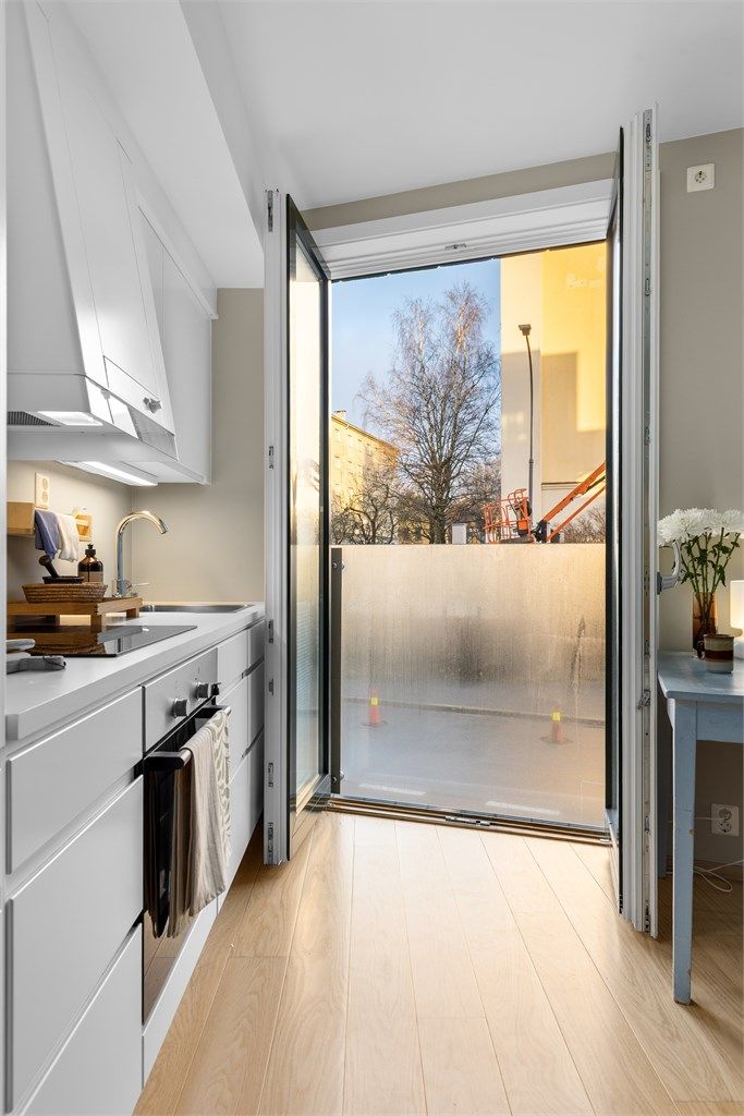 Fra kjøkkenet er det doble dører til fransk balkong