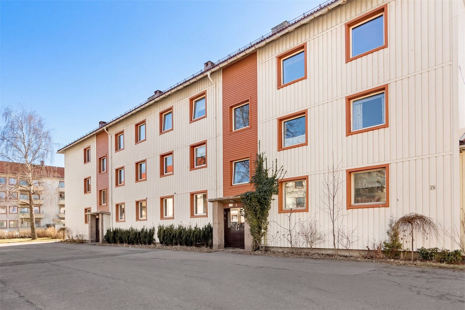 Beliggenheten på Etterstadsletta er tilbaketrukket og fredelig, med lite gjennomgangstrafikk.