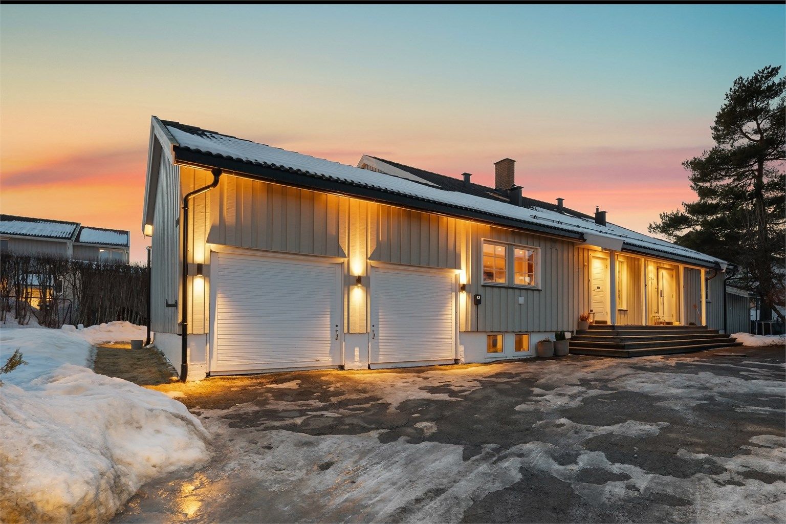 Velkommen til Vollsveien 214B - en attraktiv og innbydende halvpart tomannsbolig med hybel og garasje. Foto: Zovenfra