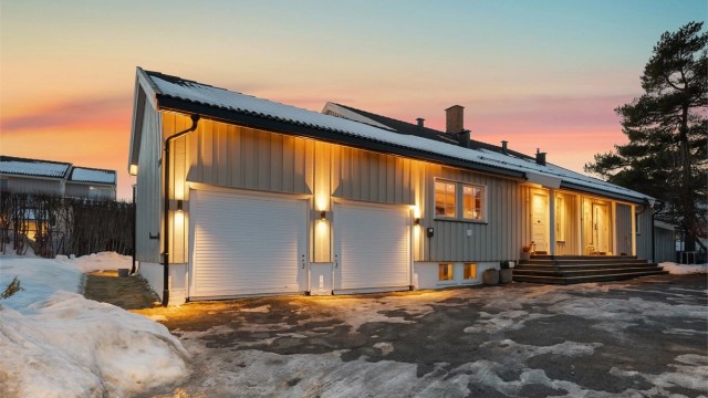 Velkommen til Vollsveien 214B - en attraktiv og innbydende halvpart tomannsbolig med hybel og garasje. Foto: Zovenfra