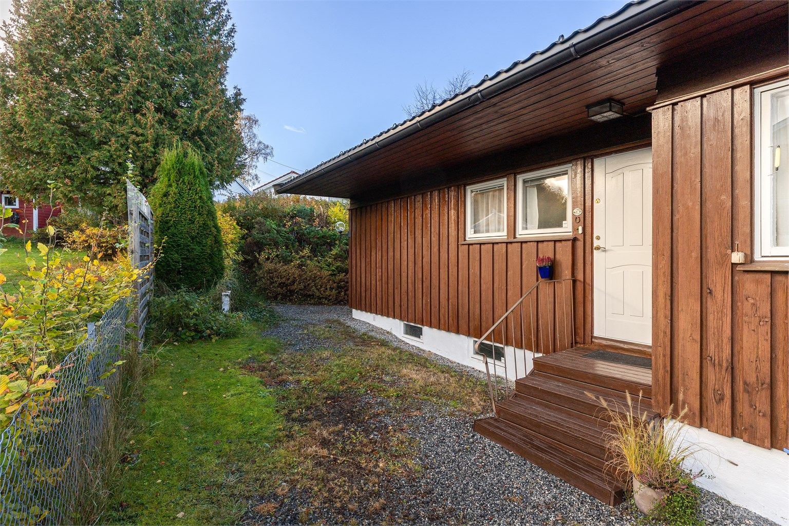 Et hyggelig og skjermet inngangsparti som ønsker deg velkommen til denne familievennlige eneboligen.
Foto: Løvås Foto