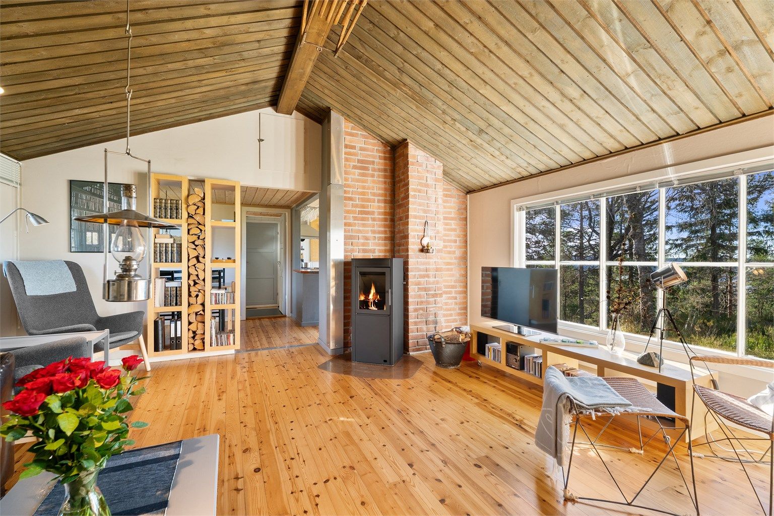 Pen og luftig stue med store vindusflater