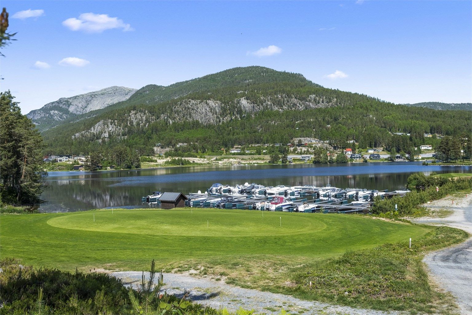 Nisser byr på båtliv, fiske, bading  og vakre omgivelser