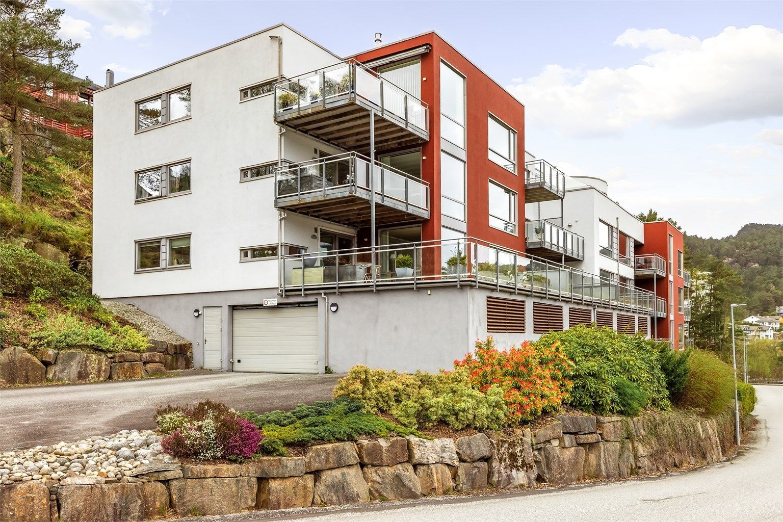 Velkommen til Løvåsbakken 61 - Her parkerer du tørt og godt i garasjen og har trappefri adkomst via heis til leiligheten som ligger i tredje etasje