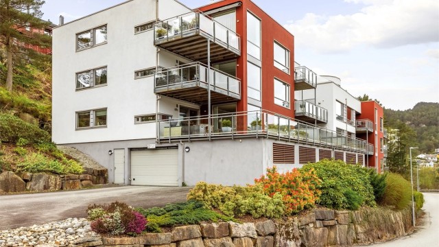 Velkommen til Løvåsbakken 61 - Her parkerer du tørt og godt i garasjen og har trappefri adkomst via heis til leiligheten som ligger i tredje etasje