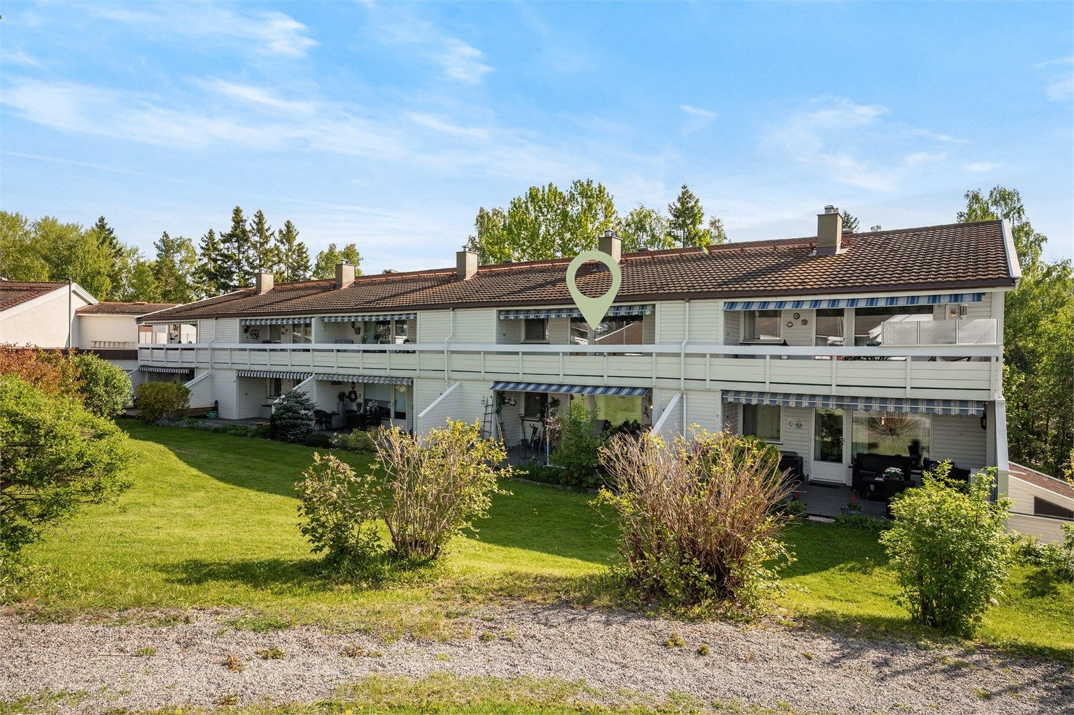 Velkommen til Tonefaret 28! En lys og fin leilighet i 2.etg med balkong og trappefri adkomst for deg over 50 år - fotograf: Oh Shots