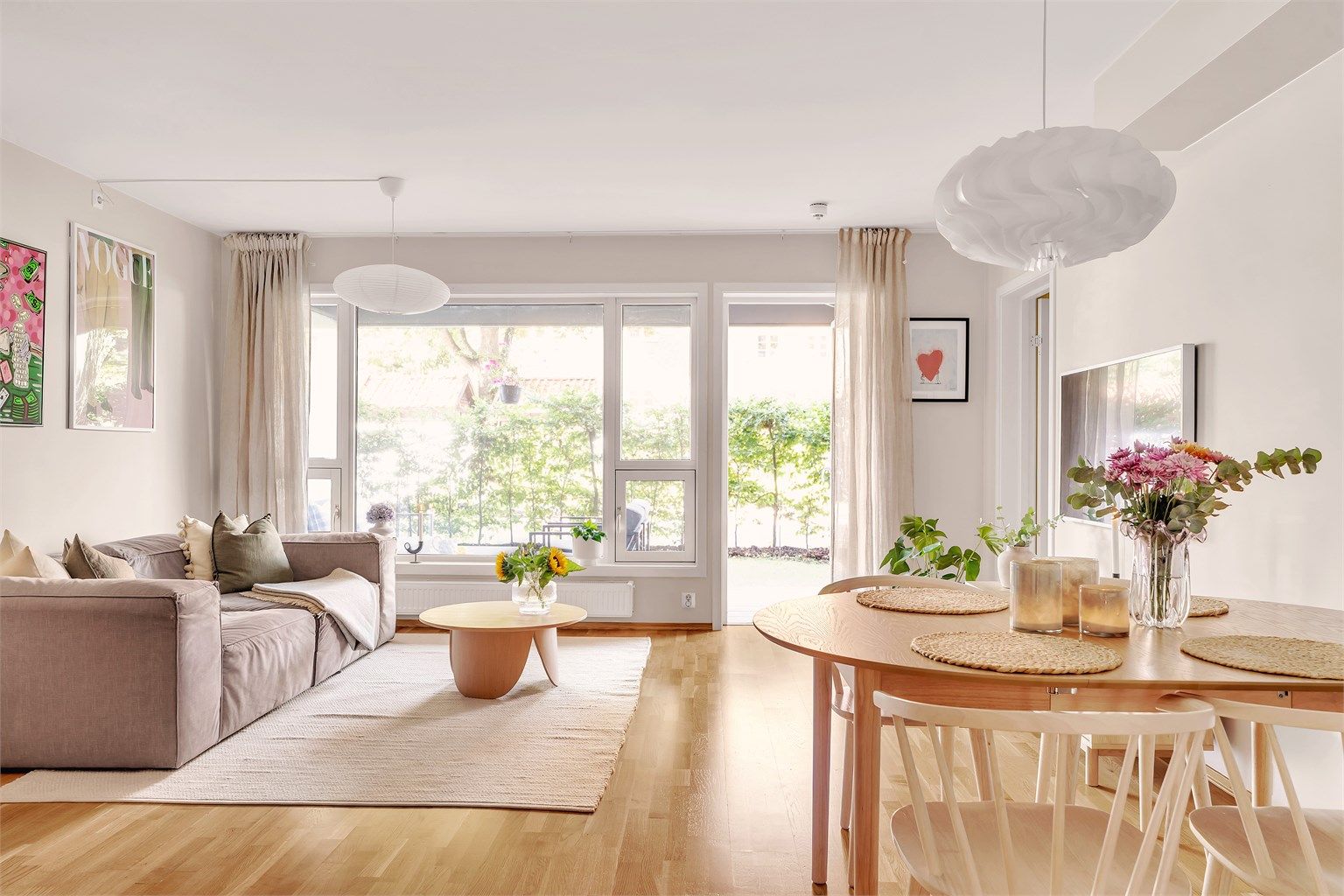 Fra stuen er det utgang til en flott terrasse med hage som strekker seg langs hele leiligheten.