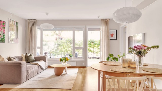 Fra stuen er det utgang til en flott terrasse med hage som strekker seg langs hele leiligheten.