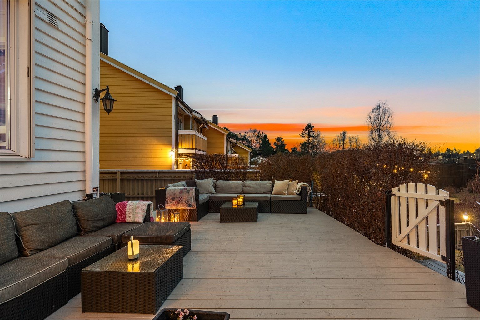 Den vestvendte terrassen gir gode solforhold på ettermiddag og kveld.