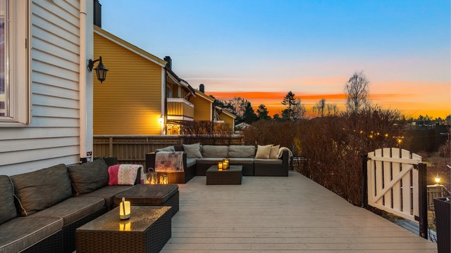 Den vestvendte terrassen gir gode solforhold på ettermiddag og kveld.