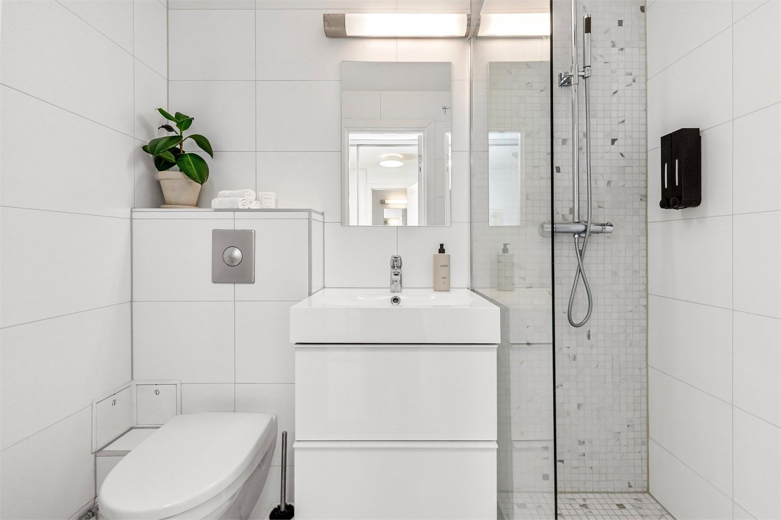 Flislagt baderom med gulvvarme samt både regnfallsdusj og hånddusj