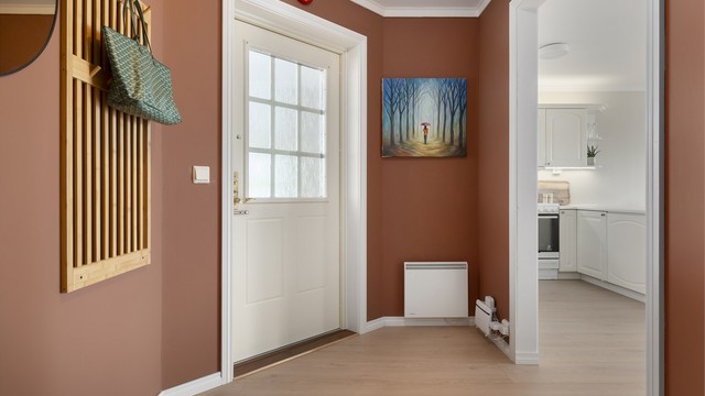 Velkommen inn! Leiligheten har en åpen entré