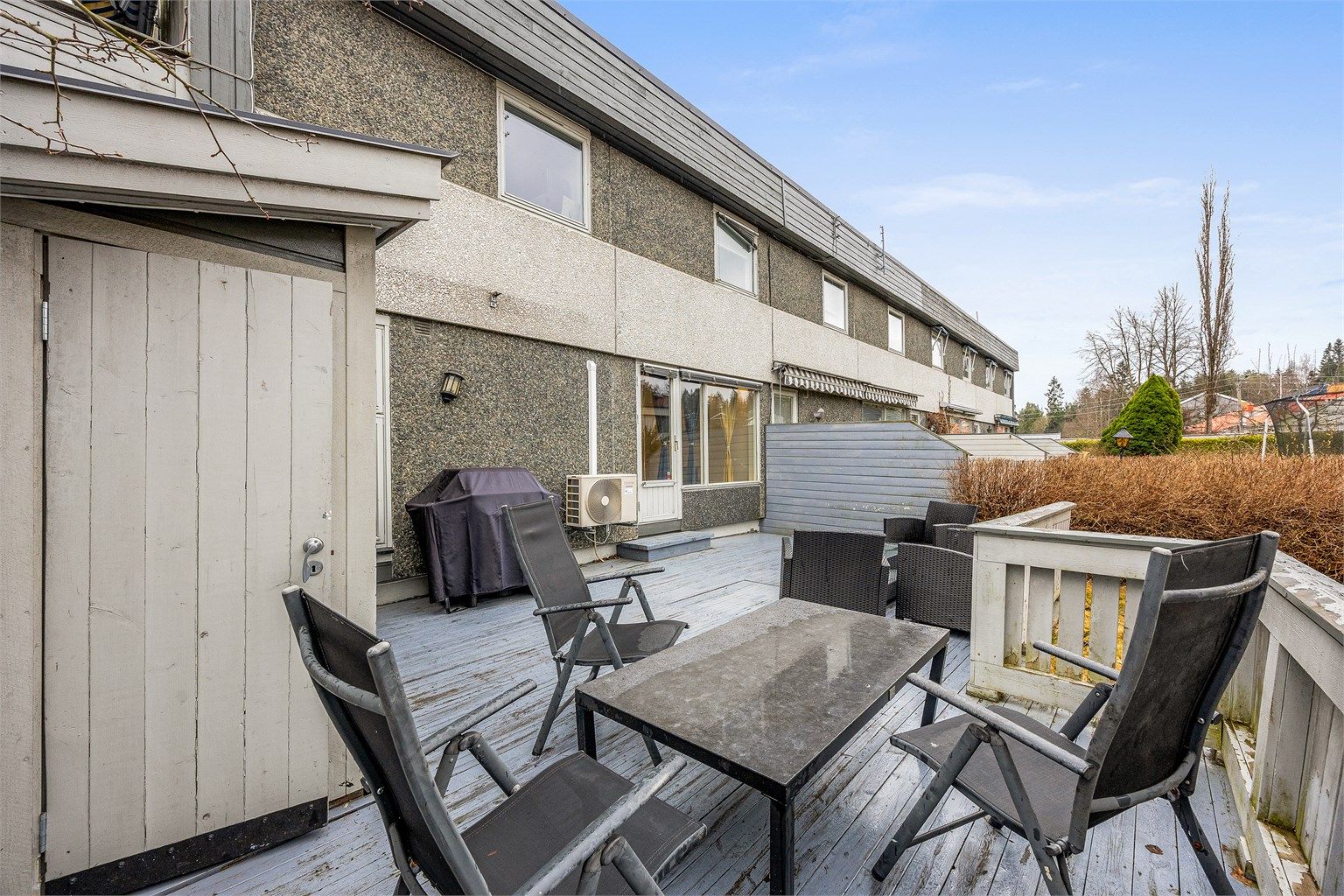 Fra terrassen er det adkomst til en praktisk utebod på 3 m².