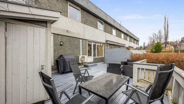 Fra terrassen er det adkomst til en praktisk utebod på 3 m².