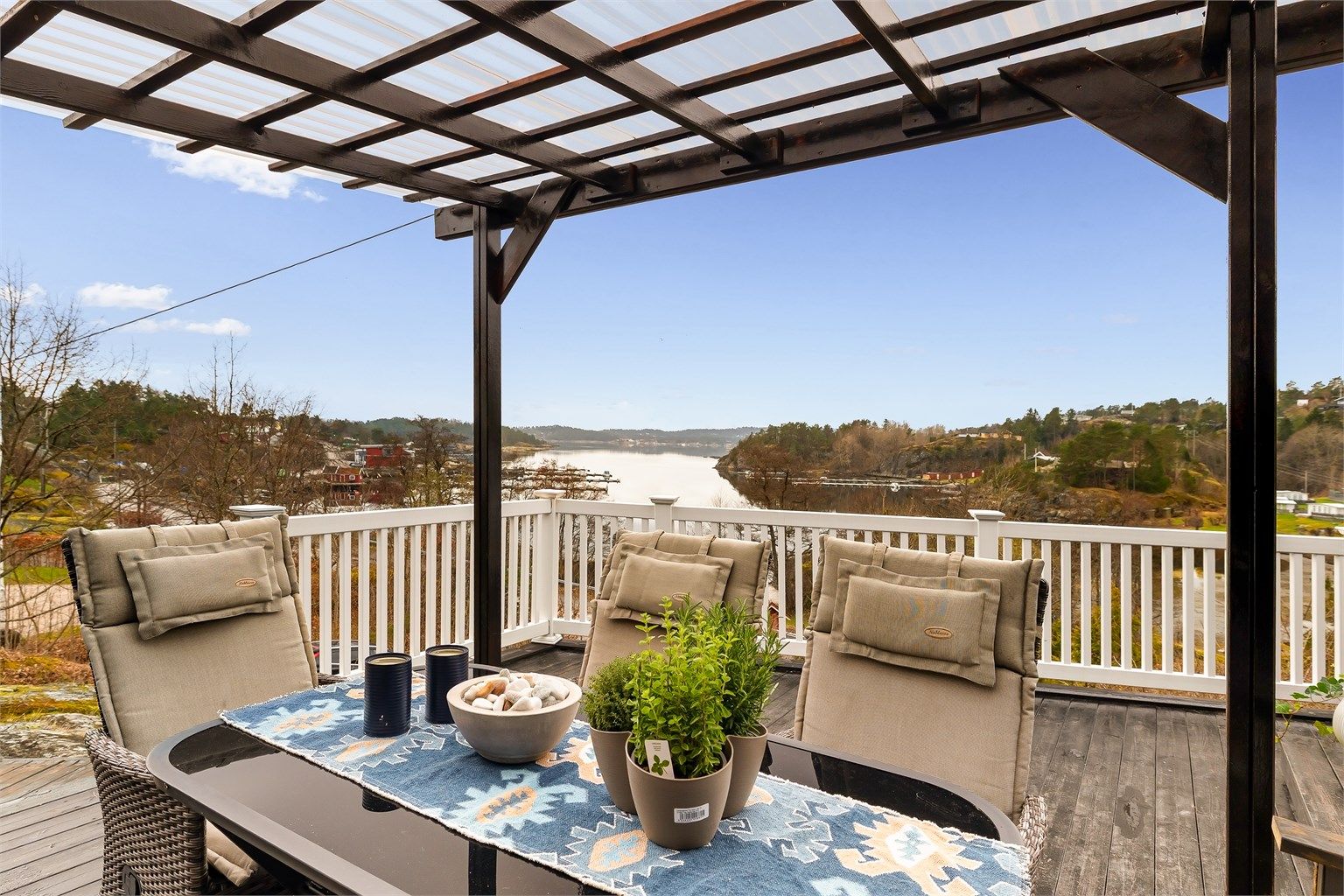 FROKSTPLASSEN: Morgenstundene er best under pergolaen, men også på kveldene sitter eierne gjerne her.