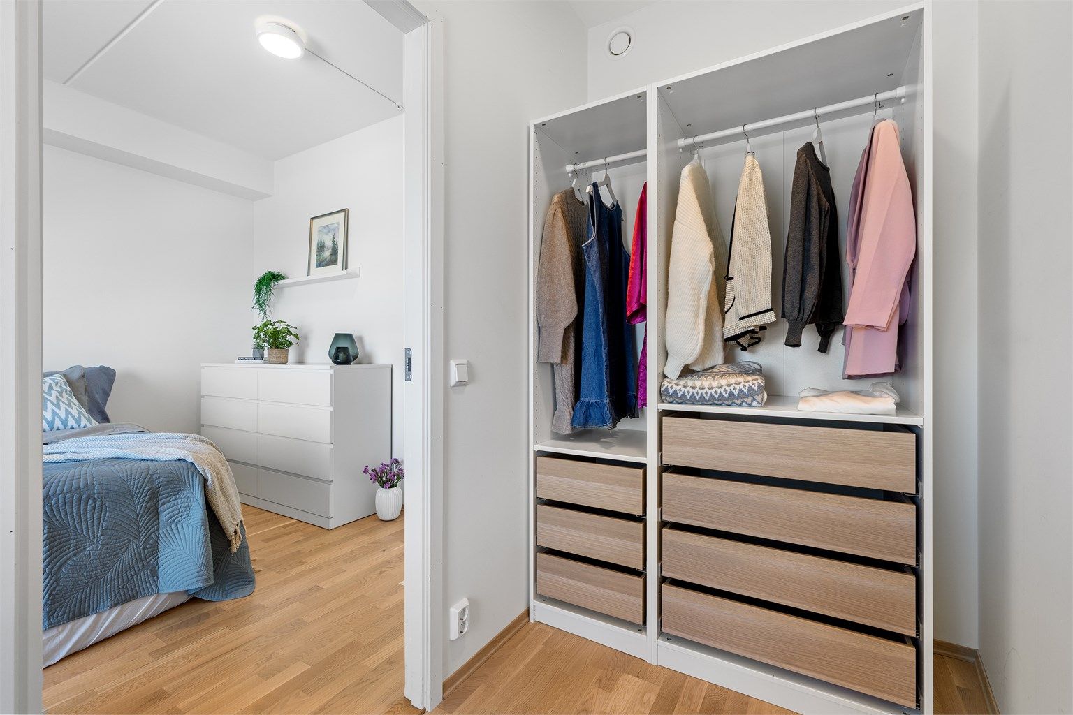 Det tilhørende walk-in closet har en smart innredning som gir rikelig med oppbevaringsplass.