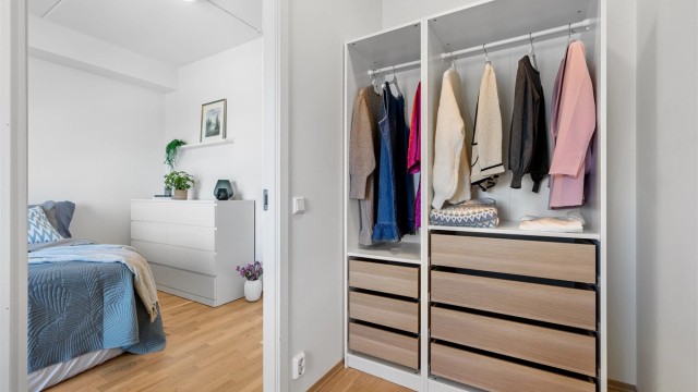 Det tilhørende walk-in closet har en smart innredning som gir rikelig med oppbevaringsplass.