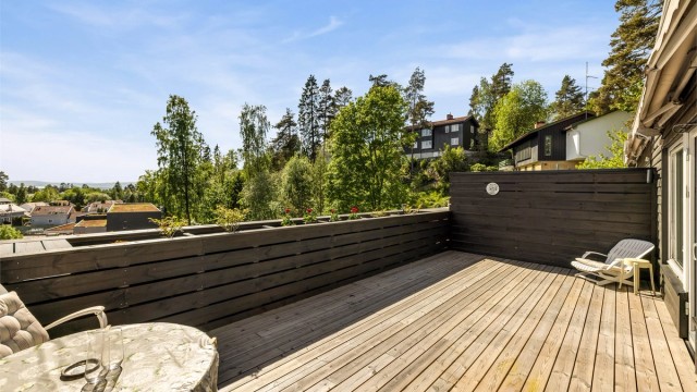 Beliggenheten høyt oppe i bygget gir en luftig og fri følelse med utsyn mot blant annet Heming Tennisanlegg og fjorden.