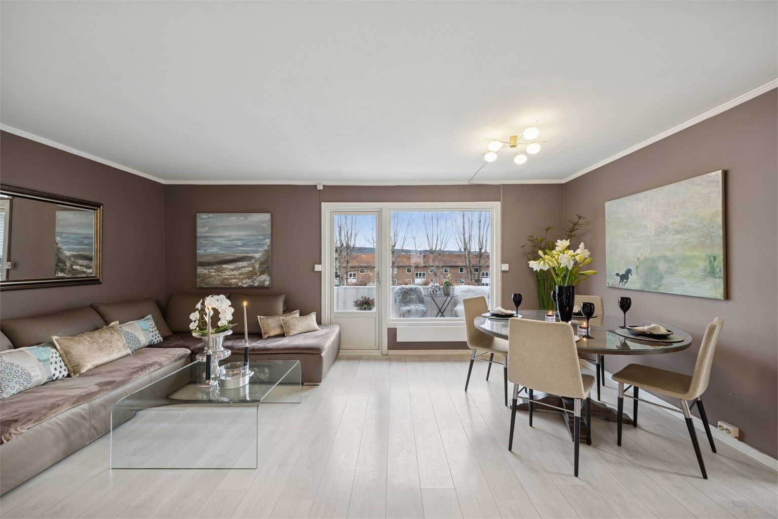 Stuen er romslig med utgang til balkongen og god plass til både sofa og spisebord