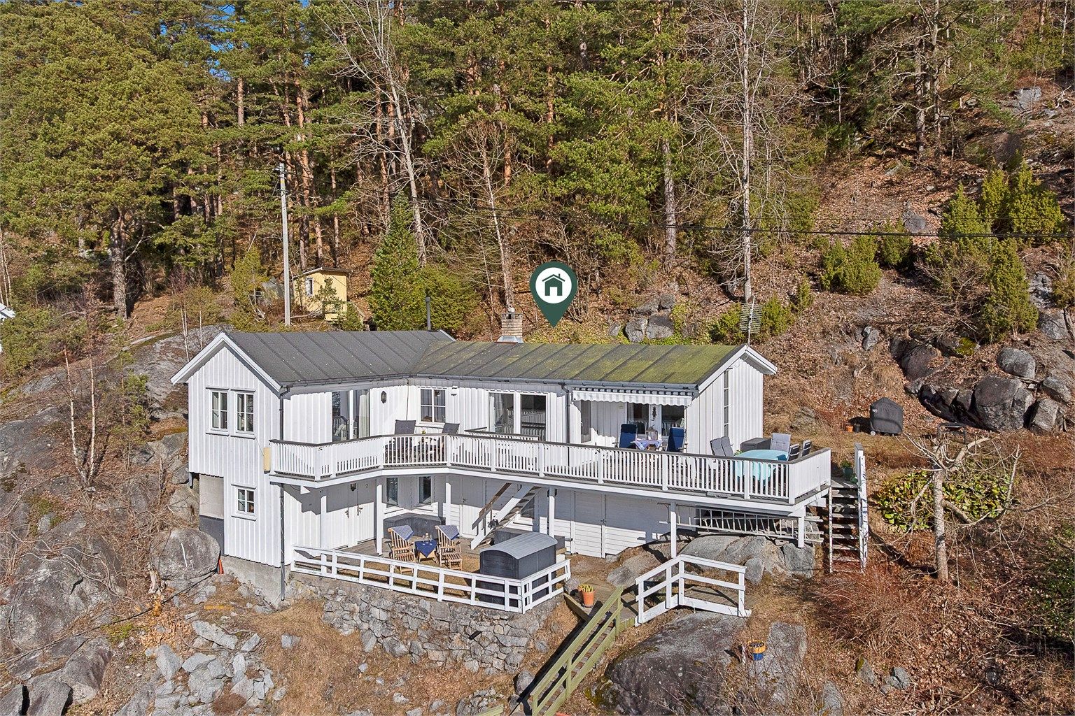 Hytta ligger solrikt til i en vestvendt helling.