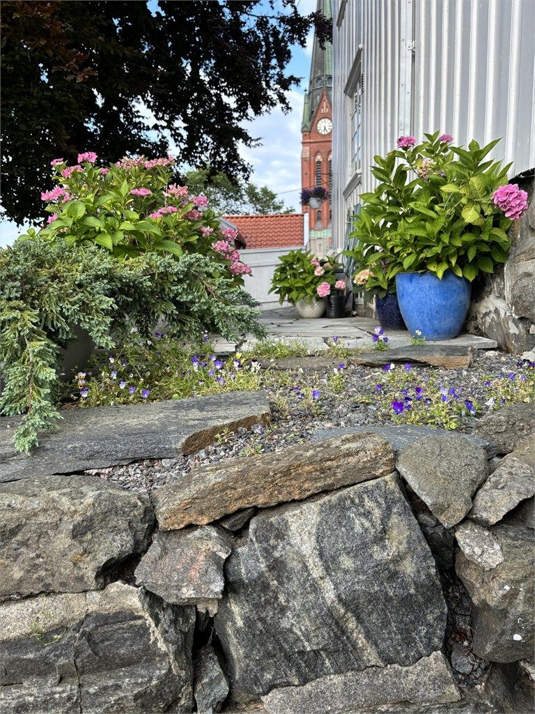 Fra eiendommen er det utsikt mot Trefoldighetskirken, et landemerke i Arendal.