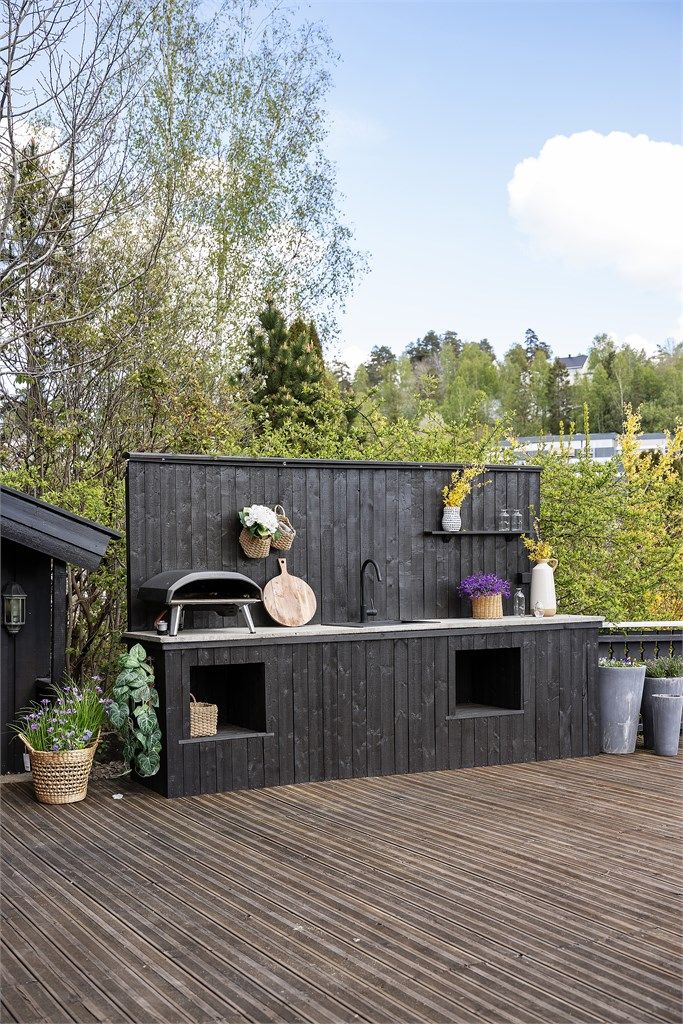 Utekjøkkenet har god arbeidsflate og oppbevaringsplass.