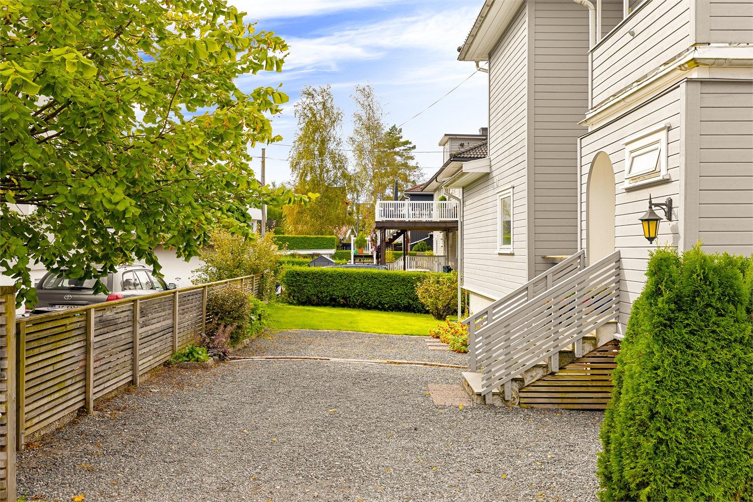 Innkjørselen har plass til flere biler.