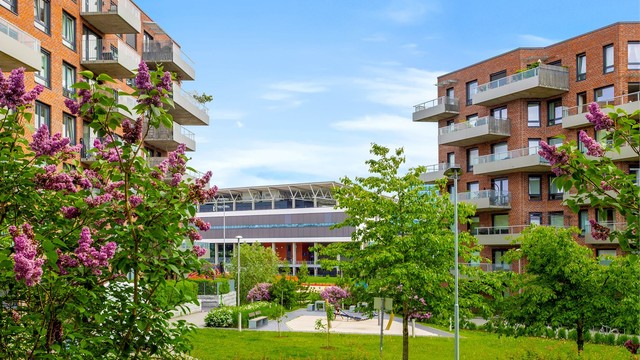 Pent opparbeidede fellesområder med grønne plenarealer, beplantning og lekeplass skaper et hyggelig og familievennlig bomiljø.
