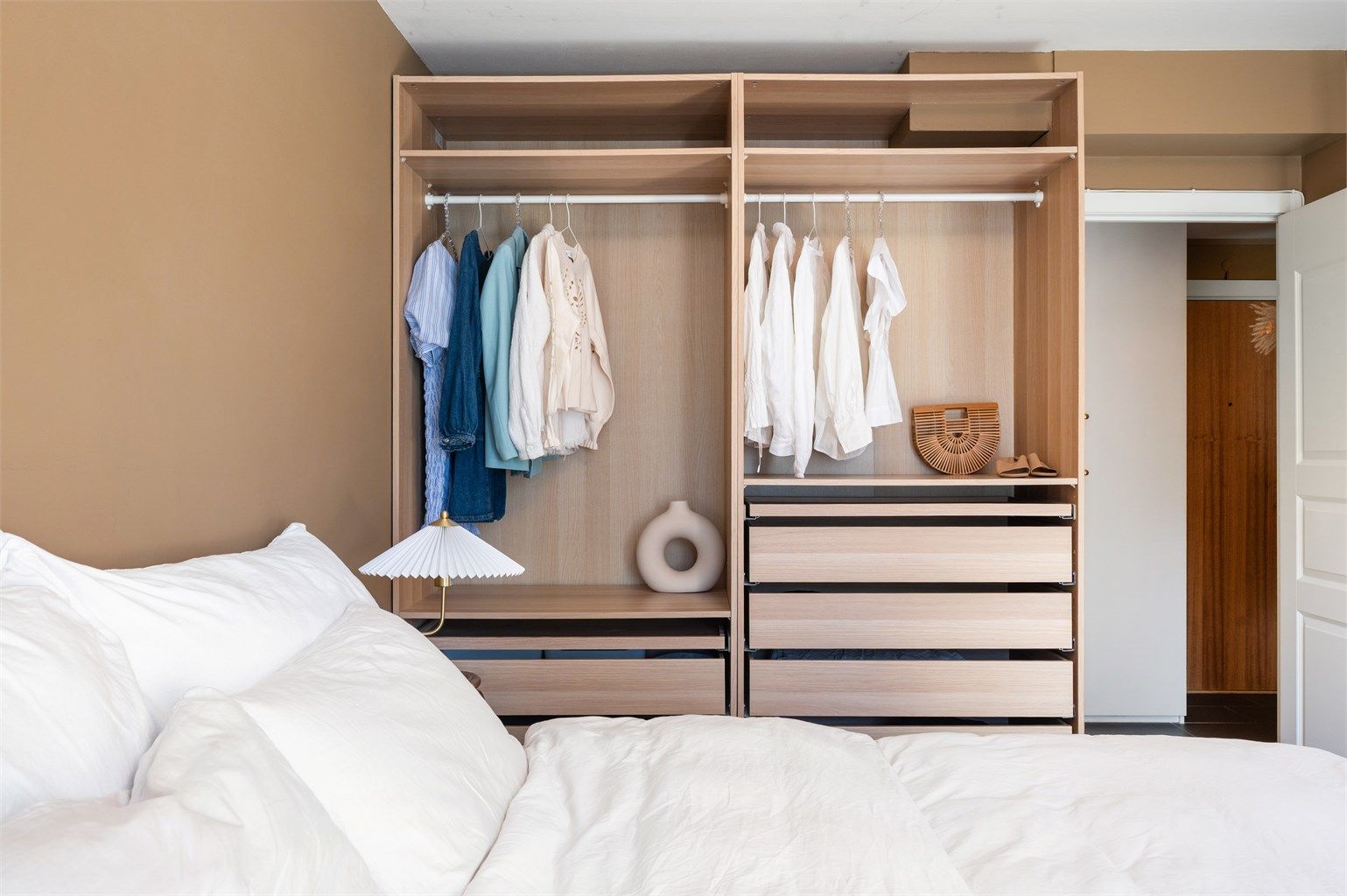 Praktisk og romslig garderobeløsning.