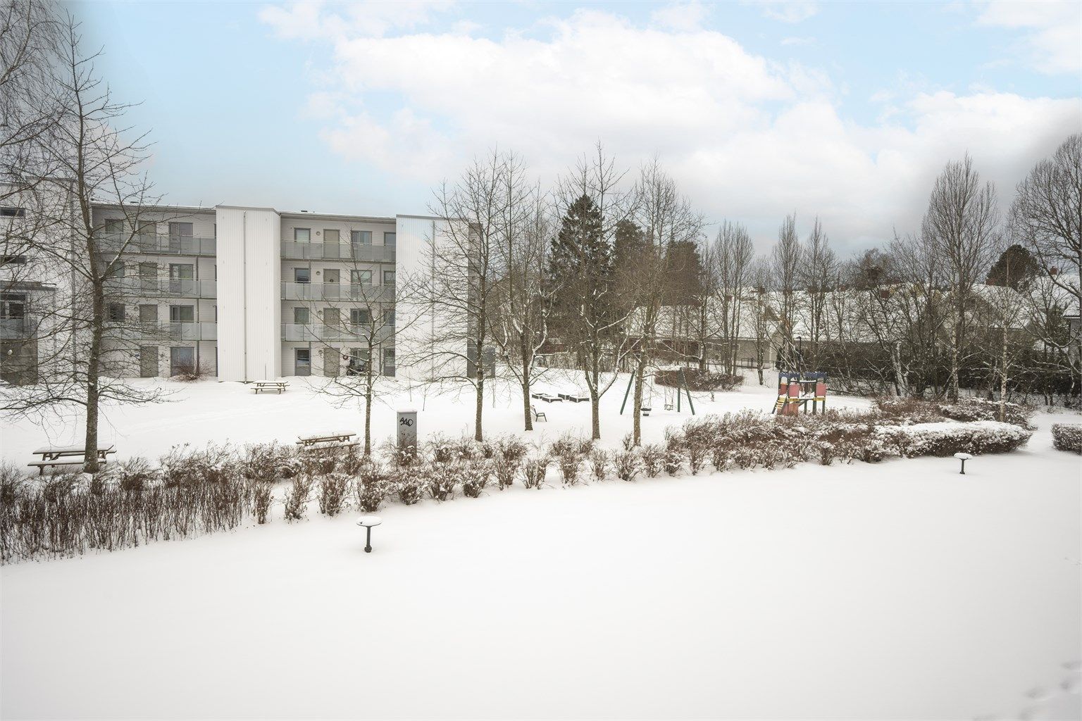 Fra balkongen har du luftig og flott utsyn.
På sommerstid har du store grønne sletter mellom blokkene. 