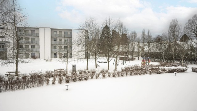 Fra balkongen har du luftig og flott utsyn.
På sommerstid har du store grønne sletter mellom blokkene.