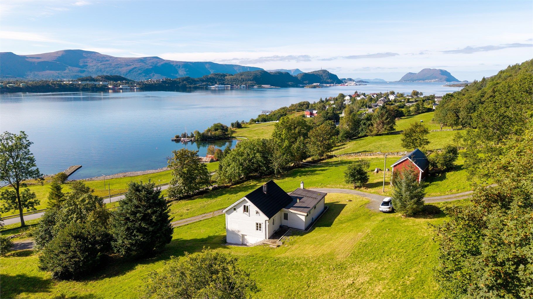 Velkommen til Slotsvika 41 presentert av Eiendomsmegler/Partner Elisabeth Skjold. 
Foto: Stian Wiik