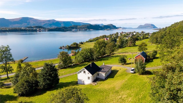 Velkommen til Slotsvika 41 presentert av Eiendomsmegler/Partner Elisabeth Skjold.
Foto: Stian Wiik